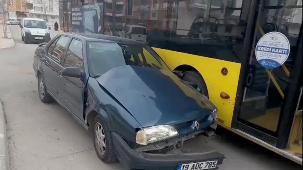 Çorum'da kaza 2 yaralı Otomobil ile yolcu otobüsü çarpıştı