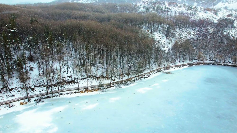 Çubuk Karagöl, kar yağışıyla beyaz örtüsüne büründü