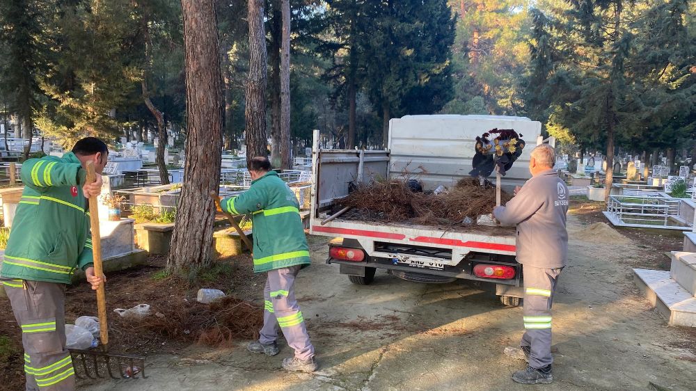 Denizli Büyükşehir Belediyesi çevre temizliği çalışmalarına hız kesmeden devam ediyor