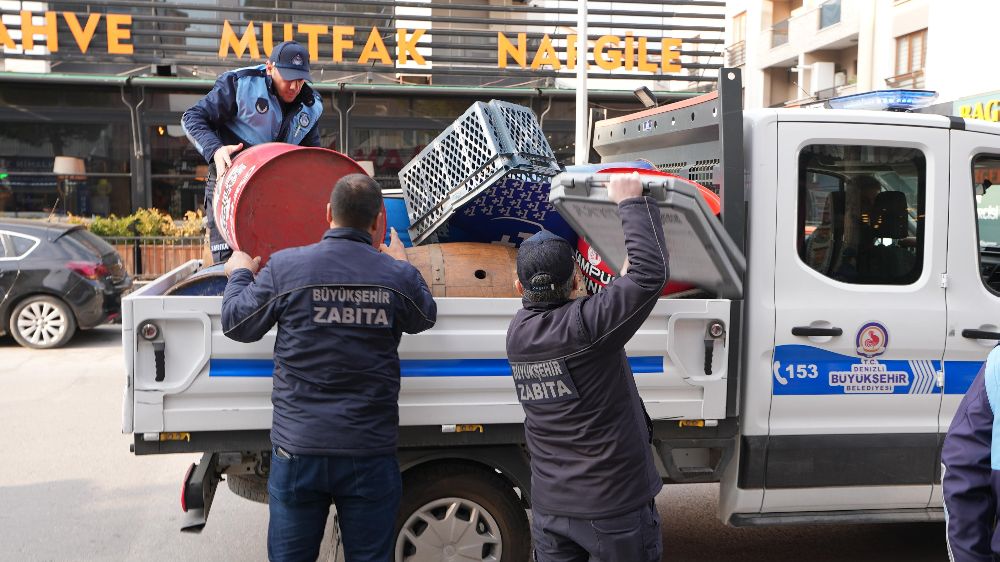 Denizli Büyükşehir Zabıtası kaldırım işgallerine izin vermiyor