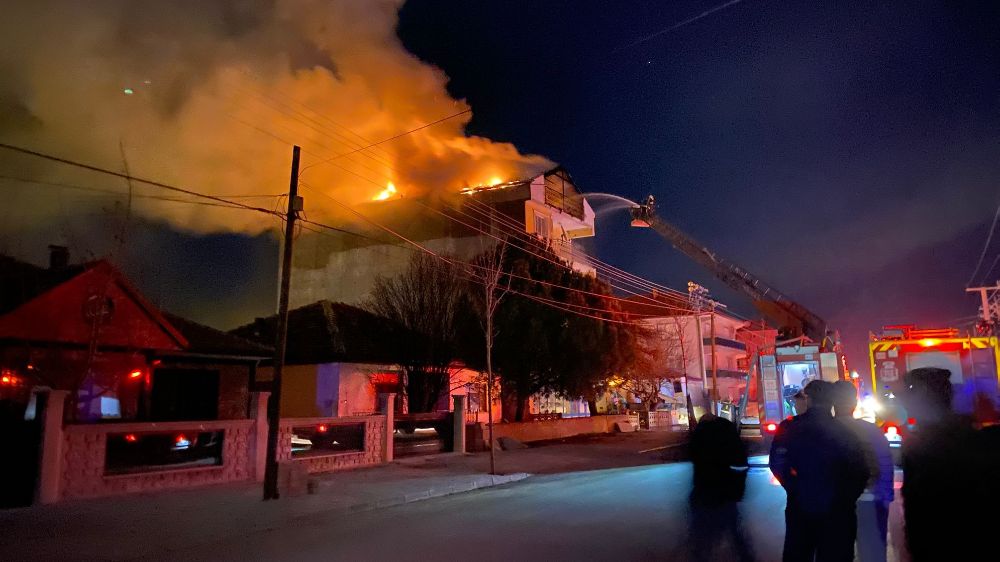 Denizli'de 4 katlı binada yangın çıktı