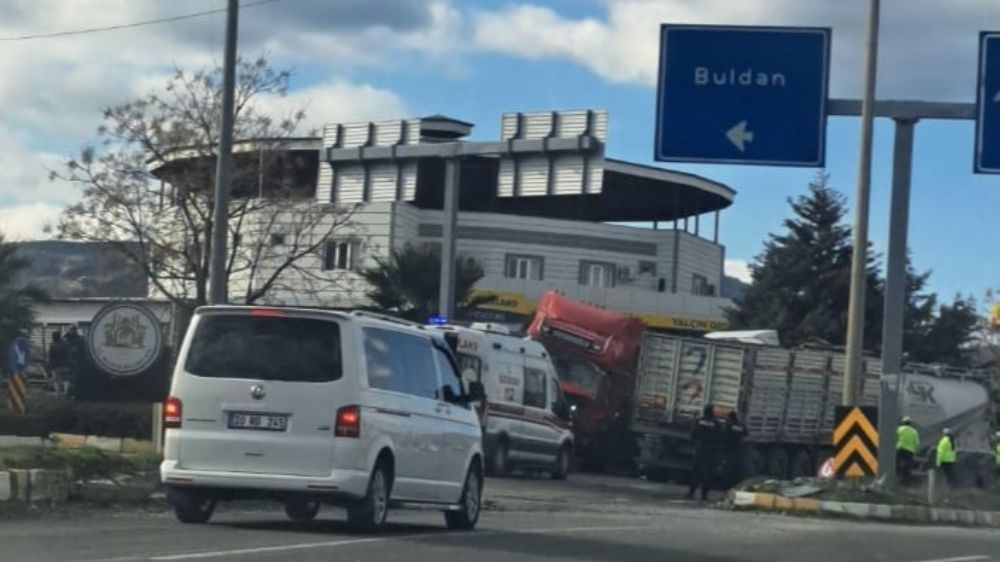 Denizli'de kontrolden çıkan tır, orta refüjü aşıp karşı yönde gelen tırla çarpıştı