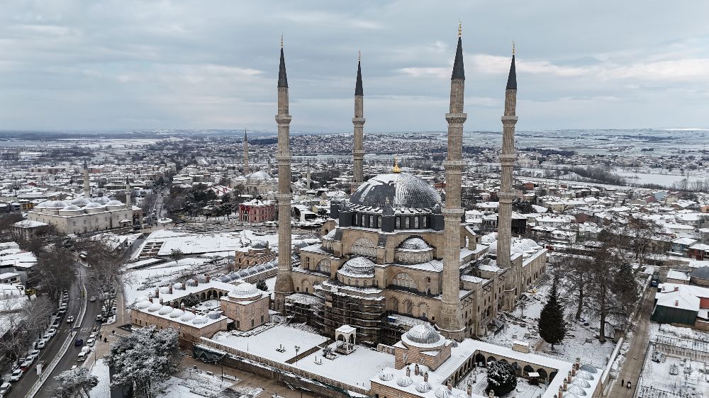 Edirne'de karla kaplı Selimiye Camii'nde kartpostallık görüntüler