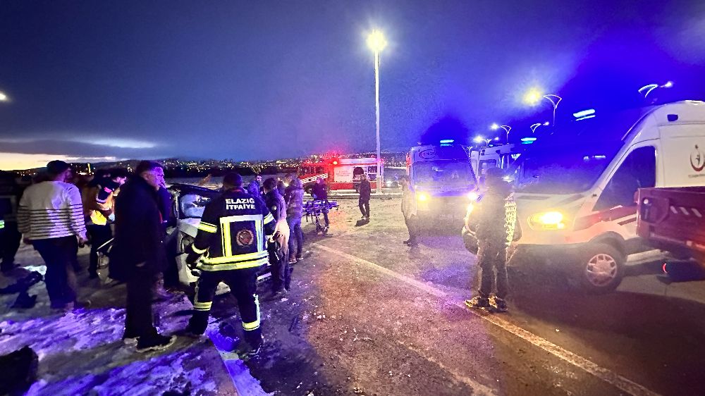 Elazığ’da iki otomobil çarpıştı 2’si ağır 3 yaralı