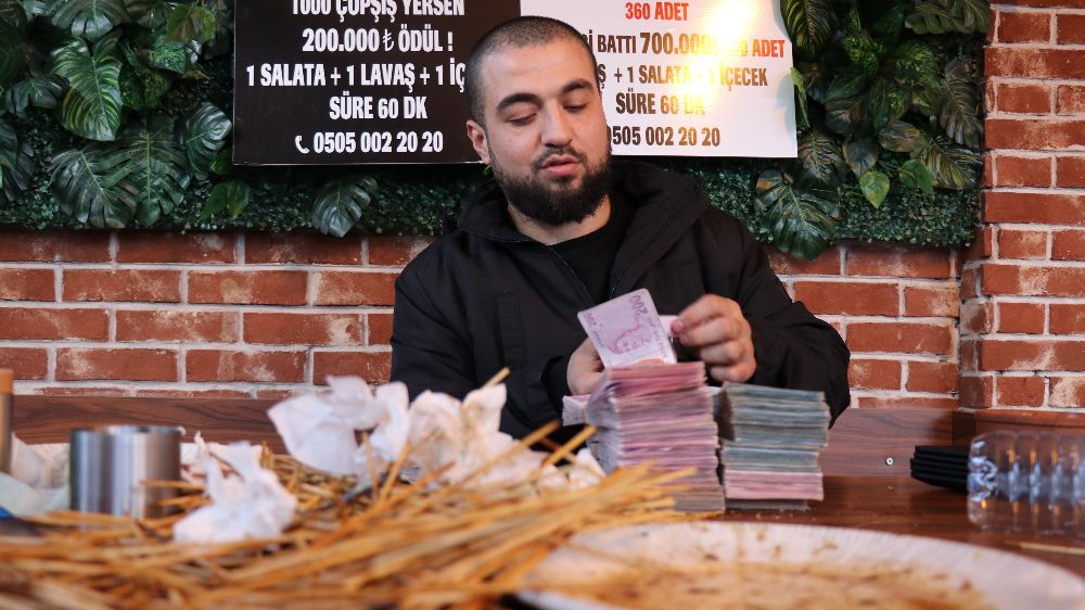 En çok kazandıran çöp şiş yeme yarışmasında yeni bir rekor kırıldı