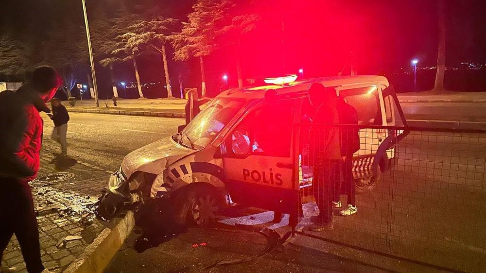 Isparta'da polis memurunun bulunduğu araç kaza yaptı, Vatandaşlar tarafından kurtarıldı