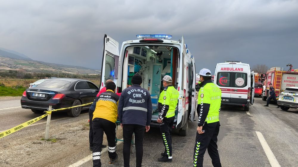 İzmir'den yola çıkan öğrenci kafilesinin midibüsü Denizli'de devrildi