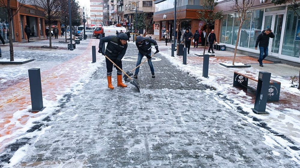 Kar bitti, buz mesaisi başladı