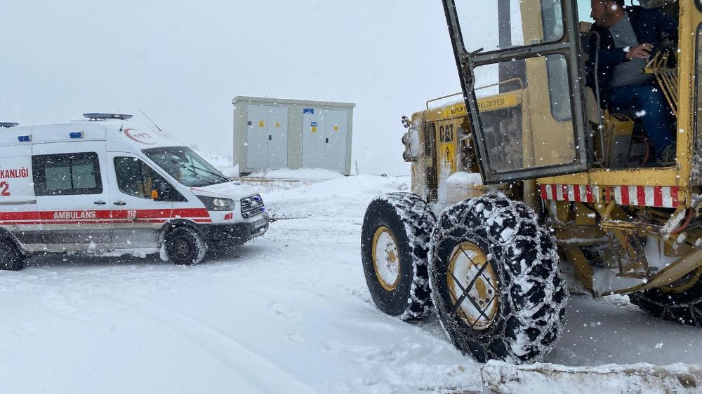 Kayseri'de kış koşullarında ambulanslara yardım ve yol açma çalışmaları