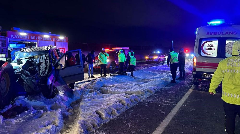 Kayseri Malatya yolu son dakika! İş makinesine çarptı 1'i ağır 2 yaralı