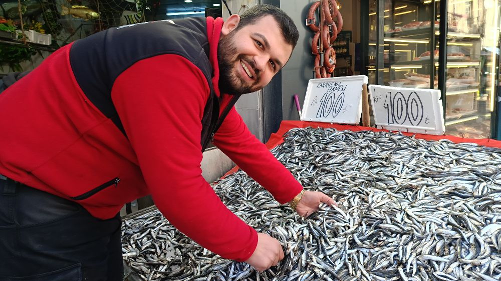 Kilosu 100 liraya düştü, tezgahlar şenlendi