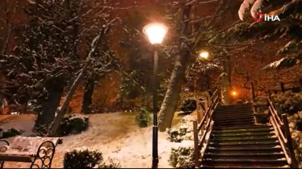 Kuğulu Park’ta kar ve gece ışıkları mest etti