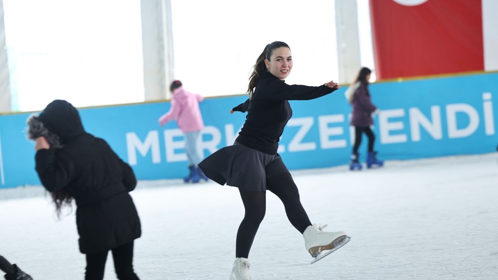  Merkezefendi’de buz pateni coşkusu sürüyor