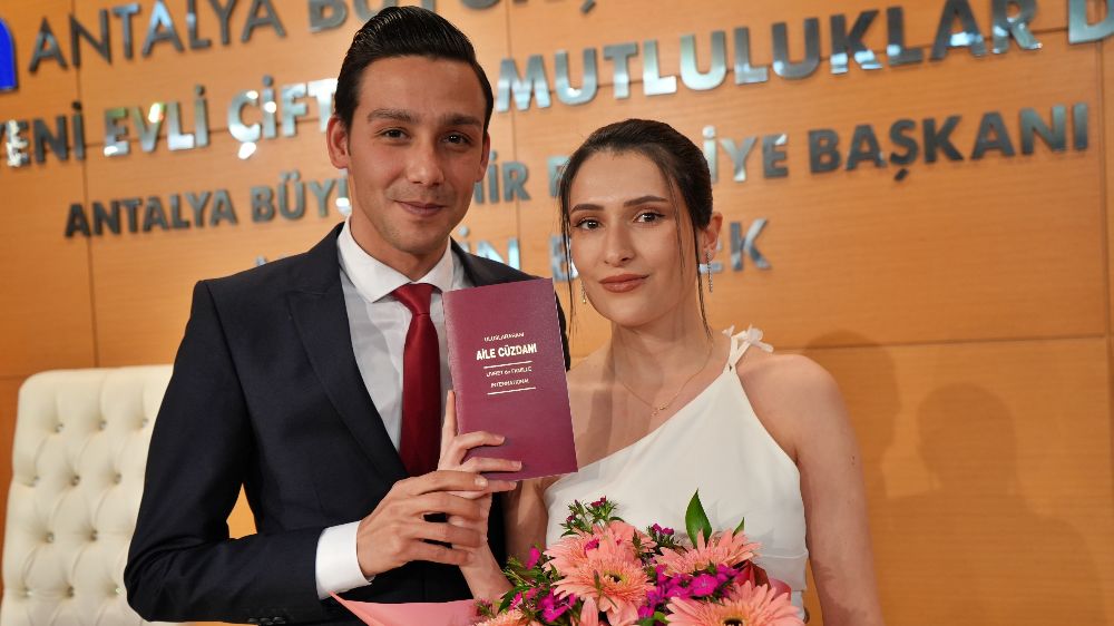 Sevgililer Günü'nde nikah masasına oturan çiftler, aşklarını ölümsüzleştirdi