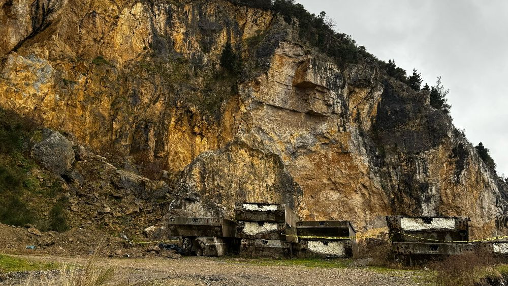 Son dakika Bartın Amasra’da heyelan Dev kayalar denize düştü