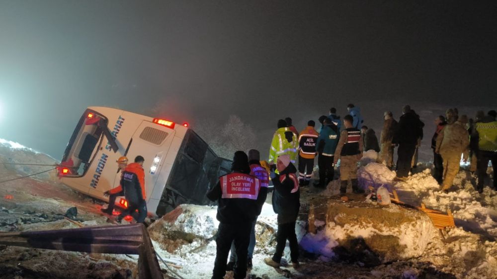 Son dakika Bingöl’de yolcu otobüsü devrildi  Vali Usta Açıkladı ilk belirlemelere  göre  4 ölü, 32 yaralı