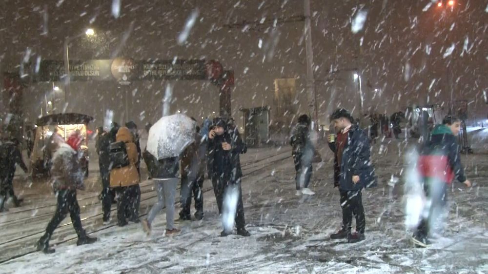 Taksim’de kar yağışı gece saatlerinde etkisini gösterdi