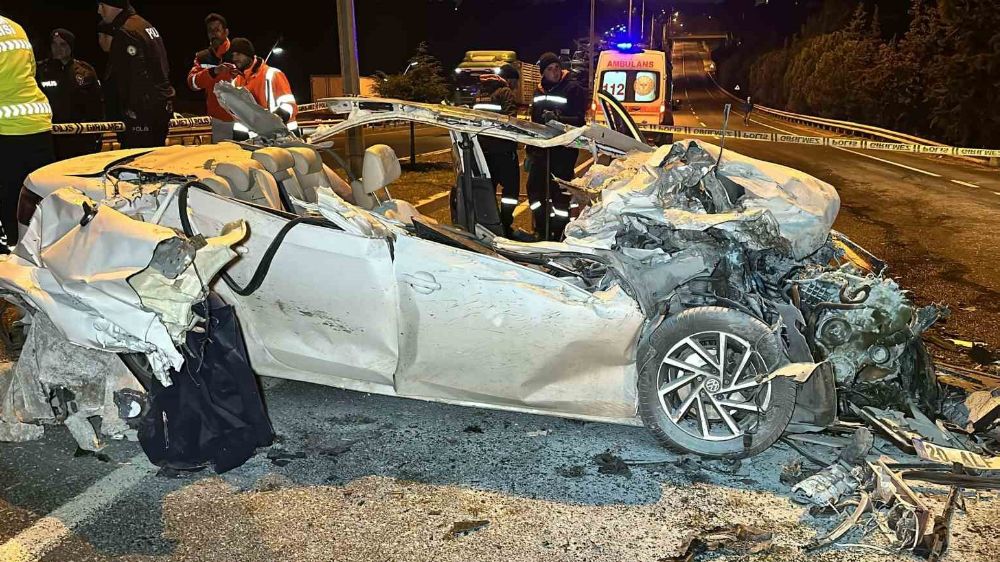 Uşak’ta otomobilin tıra arkadan çarptığı kazada  otomobilin sürücüsü Hakkı Şahin öldü