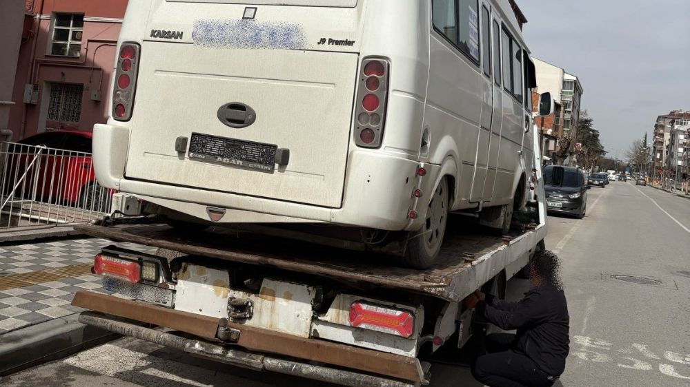 Afyon'da Uyanık Dolmuşçu polise  takıldı tek plaka ile 2 araç ile yolcu taşıyordu 