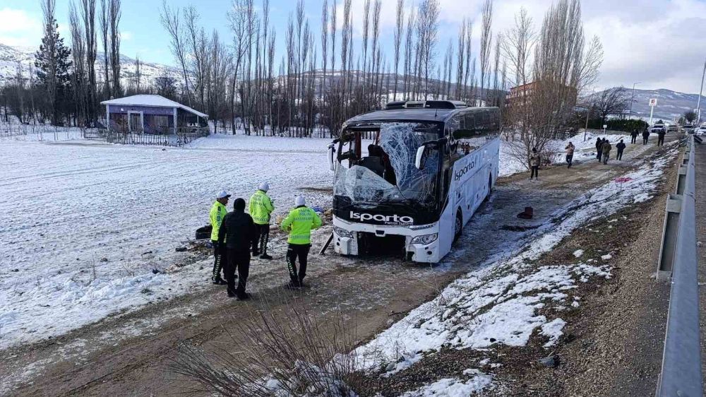 Afyonkarahisar’da Otobüs kazası 1ölü, 25 yaralı