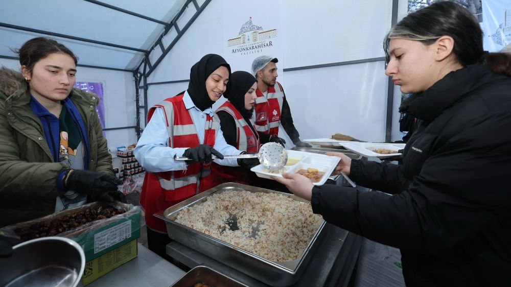 Afyonkarahisar Valiliği’nin iftar sofraları kentin 3 noktasında kuruluyor