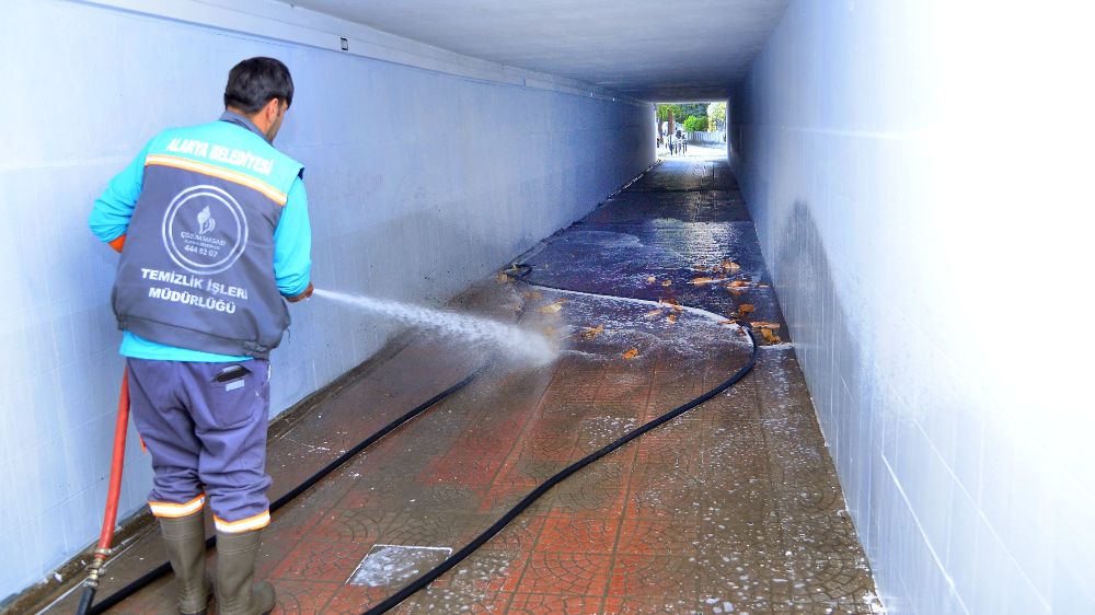 Alanya Belediyesi, turizm sezonu için temizlik ve bakım çalışmalarına başladı