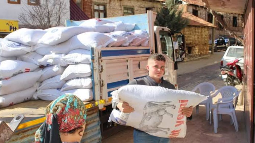  Antalya Büyükşehir Belediye  Elmalı ve Korkuteli ilçesinde hayvan üreticisin süt yemi desteğine devam ediyor