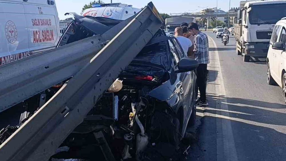 Antalya’da faciadan dönüldü bariyelerde kaldı 3 yaralı