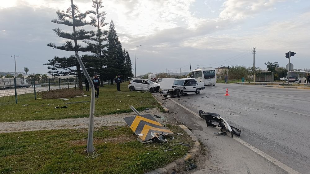 Antalya'da kaza 2 araç hurdaya döndü sürücüler yaralandı