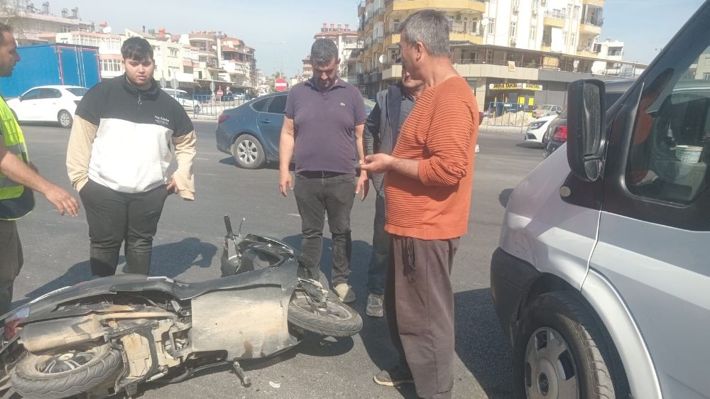 Antalya'da kaza minibüs ile motosiklet çarpıştı 