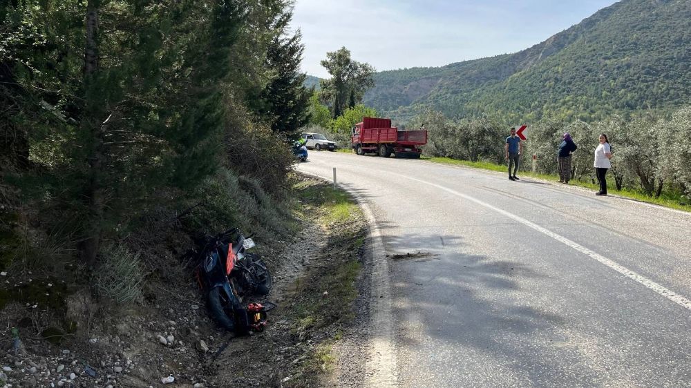 Antalya'da kaza motosiklet ile kamyon çarpıştı 