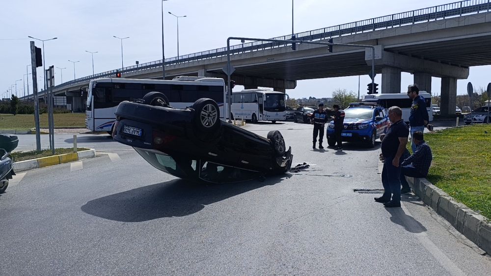 Antalya'da kaza otomobil refüj bordürlerine çarparak devrildi 