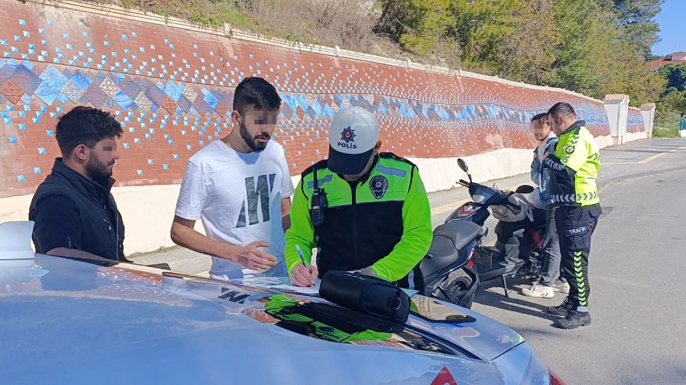 Antalya'da motosiklet denetiminde kimlik sahtekarlığı ortaya çıktı 38 bin TL ceza