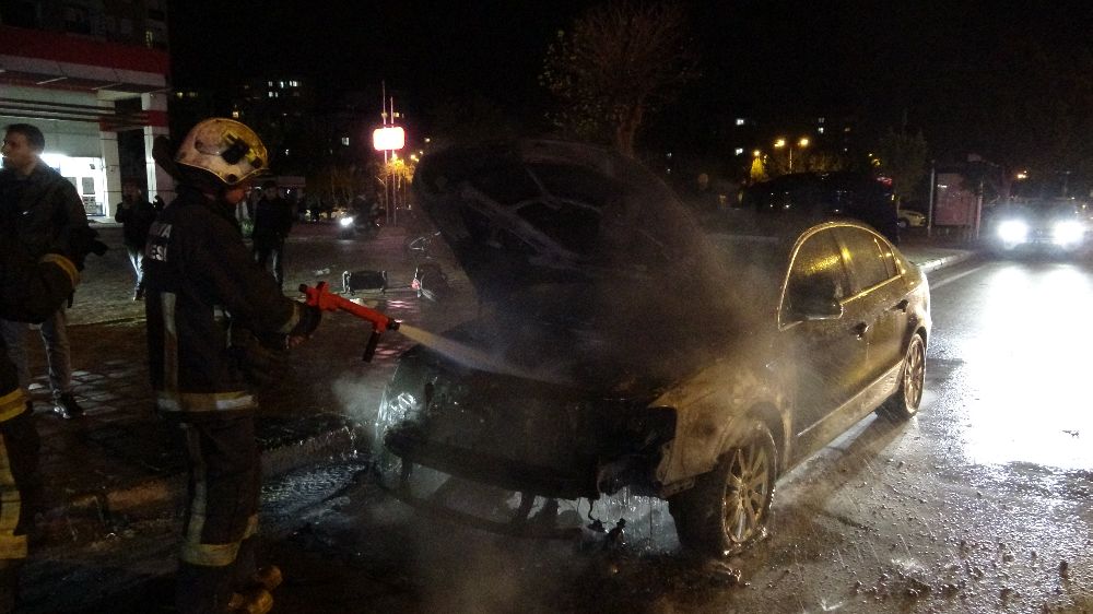 Antalya'da seyir halinde otomobil motor kısmı alev aldı