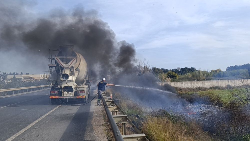 Antalya'da seyir halindeki araçtan atılan sigara, yangına neden oldu