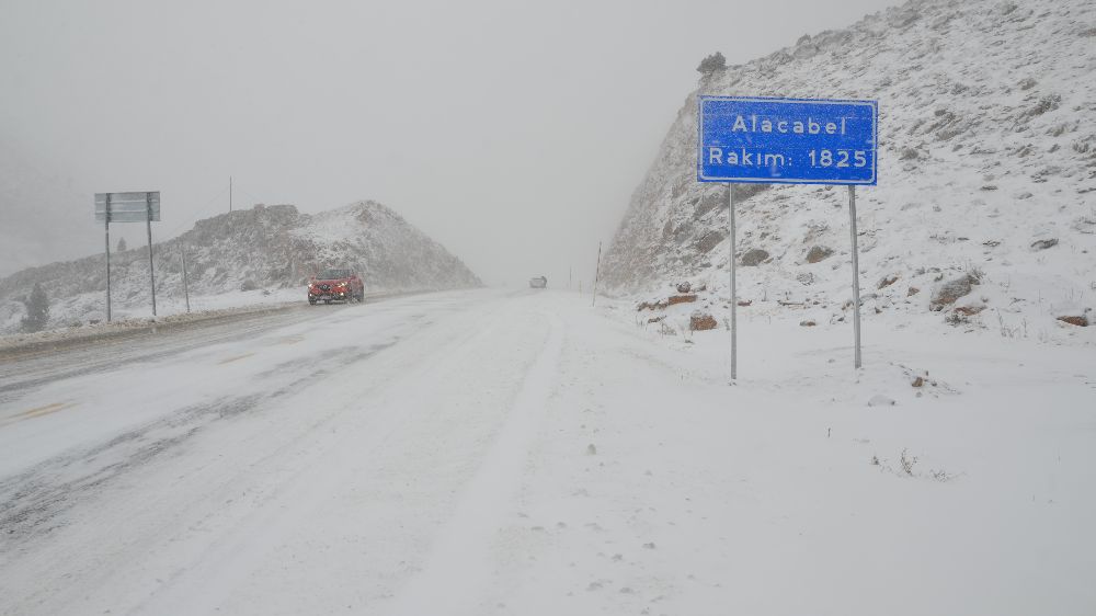 Antalya-Konya kara yolunda kar yağışı etkili oluyor, Ekipler ulaşım için seferber oldu