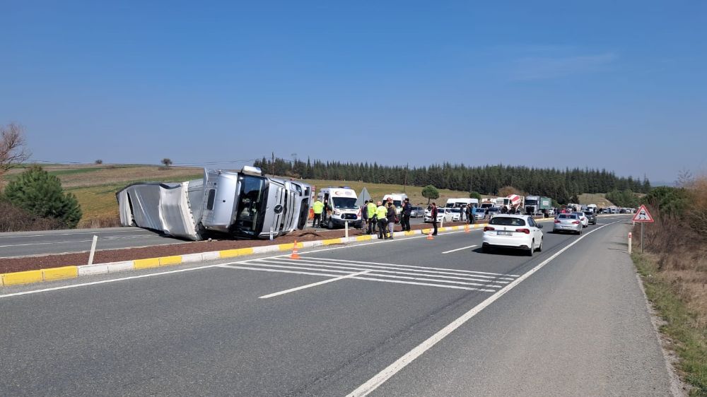 Balıkesir'de tır kaza yaptı yol trafiğe kapandı