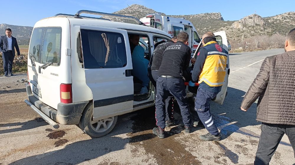 Bucak'ta Araçlar çapıştı  sıkışan  yaralı ekiplerce çıkarıldı 