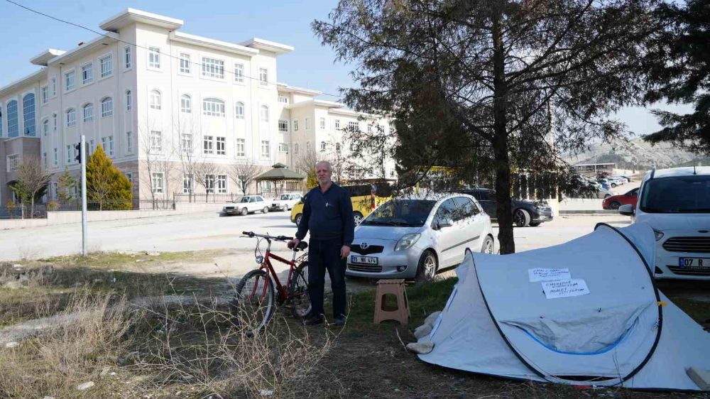 Burdur'da Yaşandı Mahkemede Kirası yükseltilince adliye önüne çadır kurdu