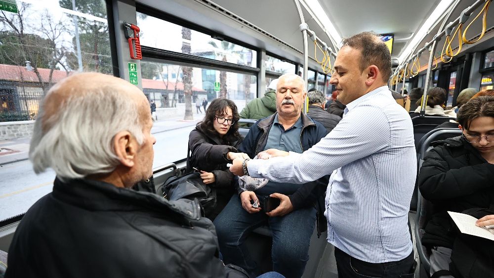 Denizli Büyükşehir iftar saatinde otobüslerde yolculuk yapan vatandaşlara su ve hurma ikram etti