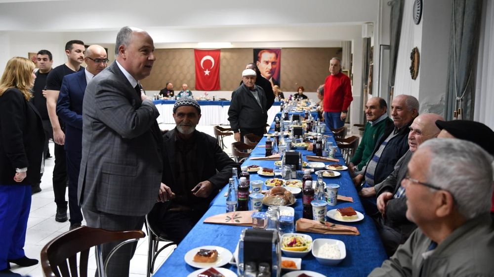 Denizli Valisi Coşkun huzurevi sakinleriyle iftar yaptı