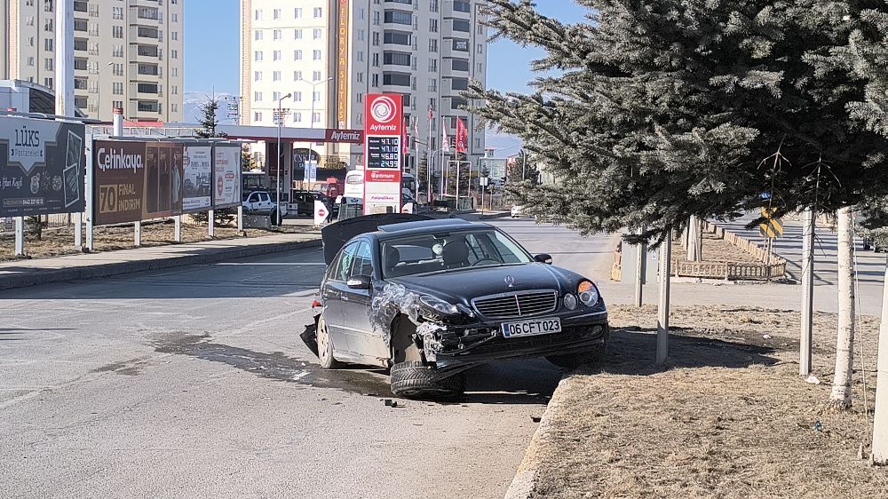 Erzurum’da iki araç kafa kafaya çarpıştı