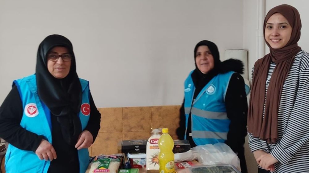 Gönüllü kadınlar öğrencilere yemek ikram ediyor