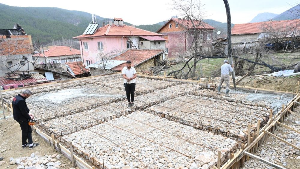 Isparta Belediyesi, yangında evi yanan aileye yeni ev inşa ediyor