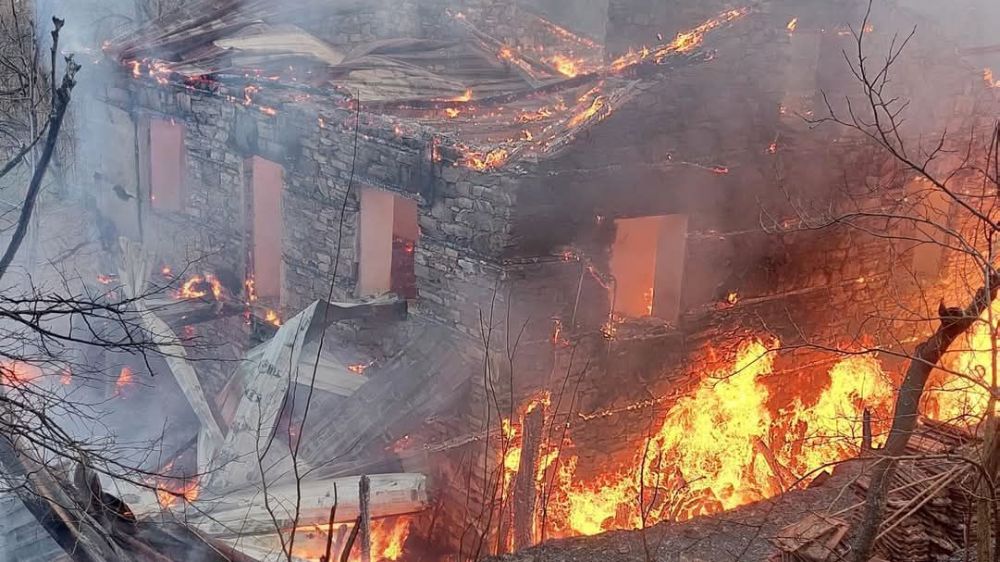 Isparta'da kerpiç evde yangın çıktı Ev kullanılmaz hale geldi