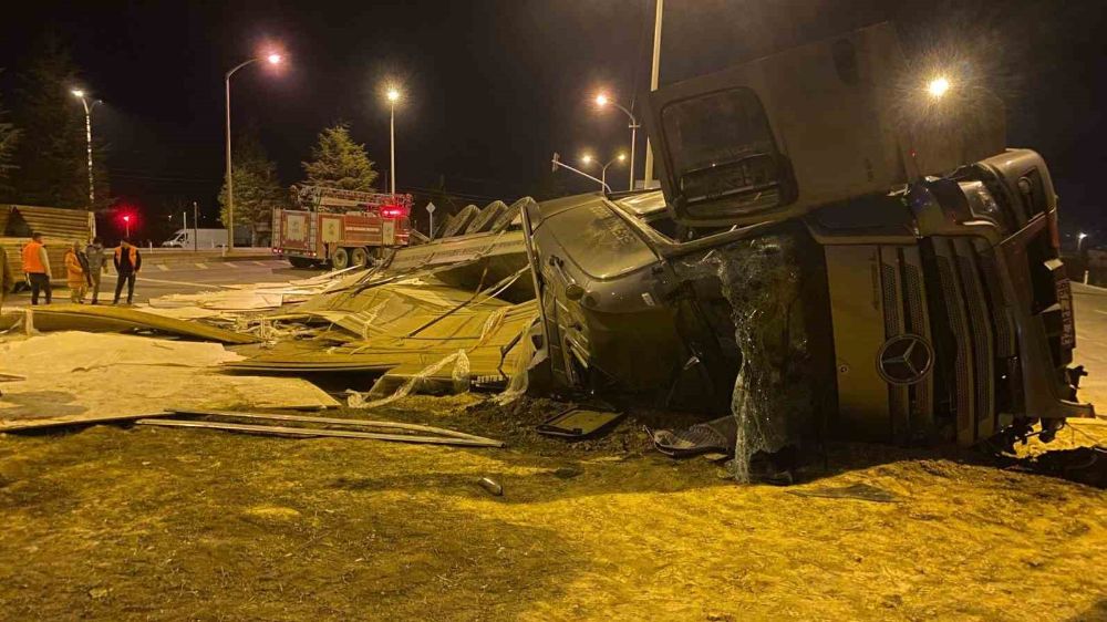 Isparta Şarkikaraağaç 'ta refüje devrilen tırın sürücüsü ağır yaralandı