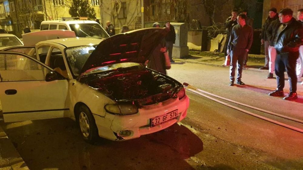 Isparta Yalvaç Kontağı çevirdiği esnada biranda alev araç itfaiye ekiplerince söndürüldü