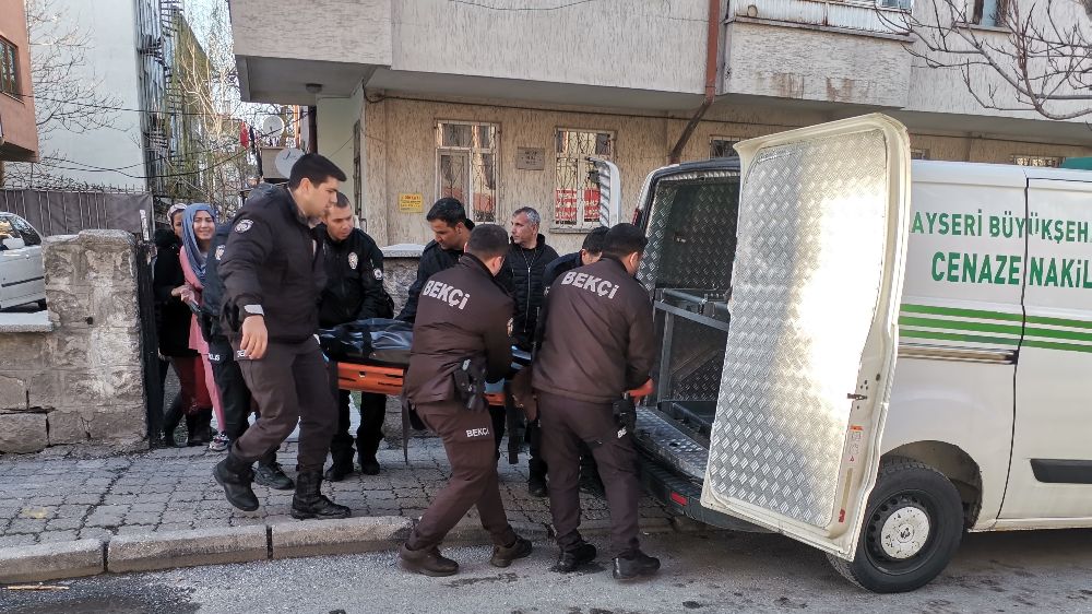 Kayseri'de Genç kız annesini canice defalarca bıçaklayarak öldürdü