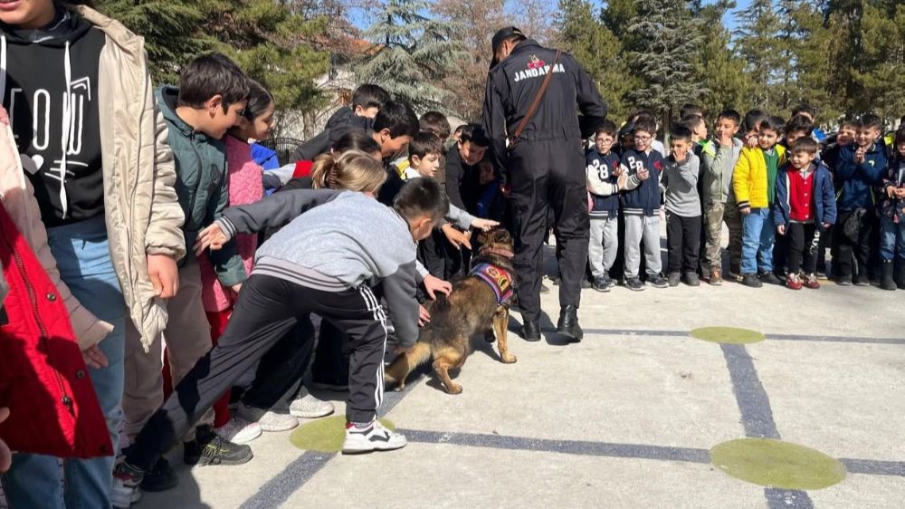 Keçiborlu'da Jandarma Köpek Timleri öğrencilere mesleği tanıttı