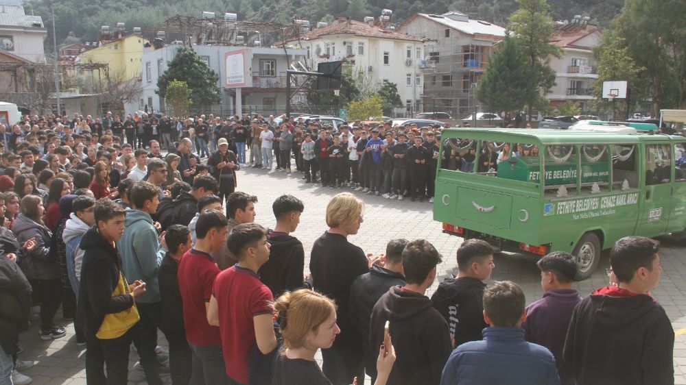 Öğretmen Ballı, son yolculuğuna görev yaptığı okulunda uğurlandı